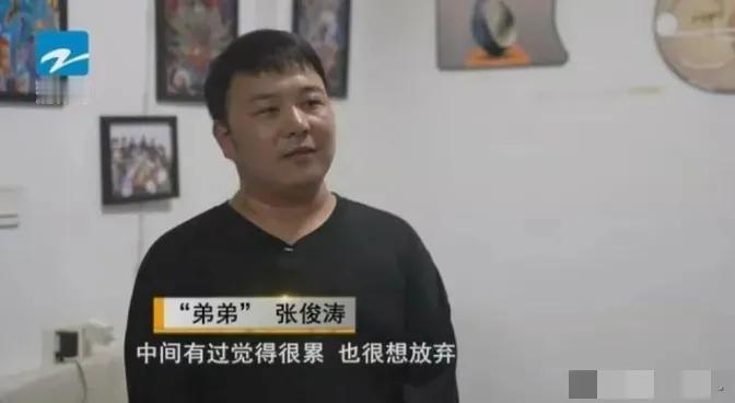 2009年，宁波一个18岁的小伙子走投无路，在公园长椅上睡了半个月，被一位陌生大