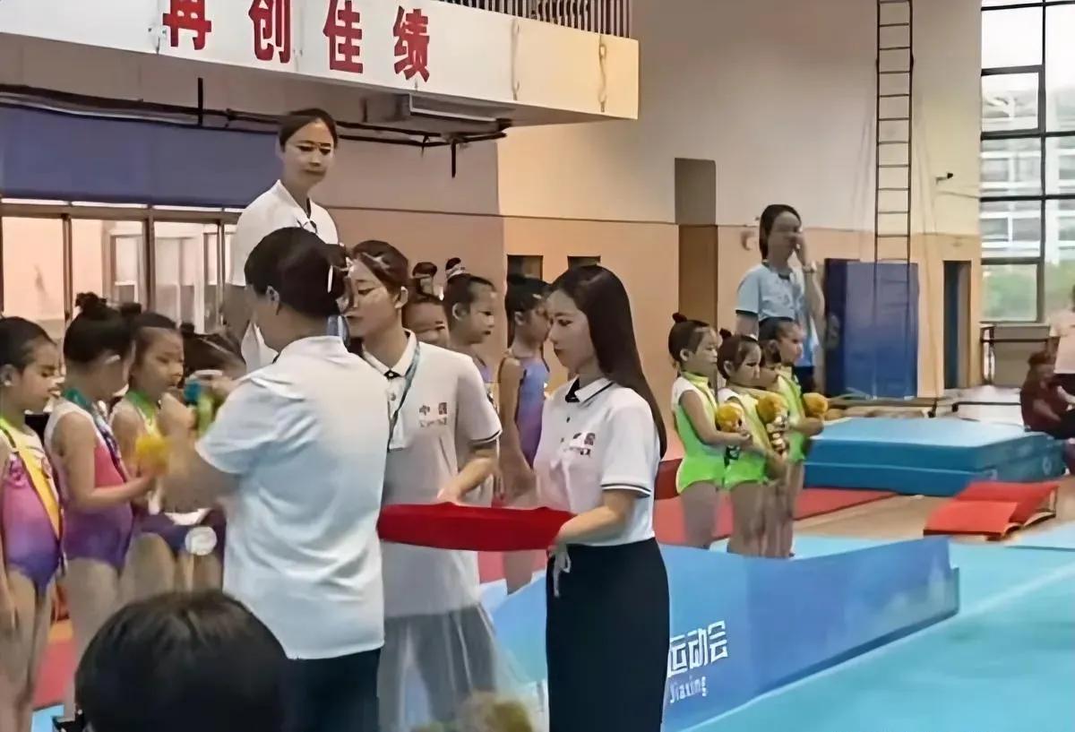 太心酸了，端盘子的就是吴柳芳，一位退役后在体校的世界冠军。我想过领奖的是她，也想