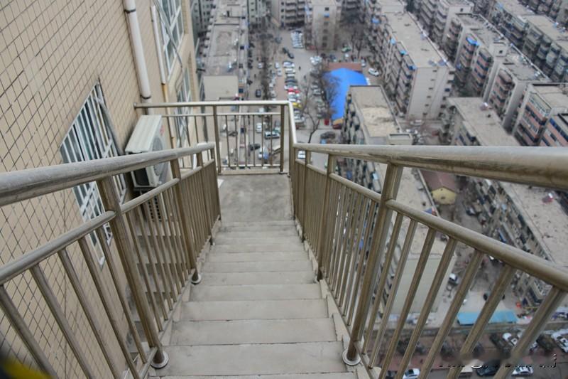 辞旧岁迎新春，吃甘蔗上楼梯，日子节节甜，生活步步高，这样的新年期盼真有趣！[笑哭