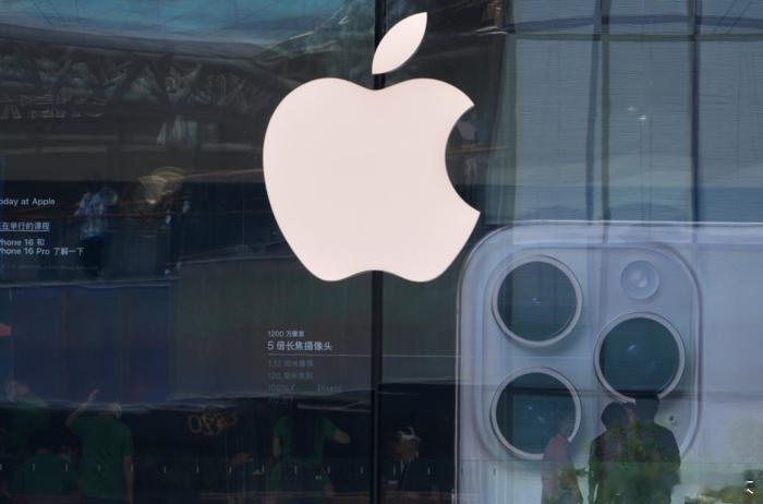 韩国媒体ETNews最新报道，苹果原计划在明年20周年纪念版iPhone上应用的