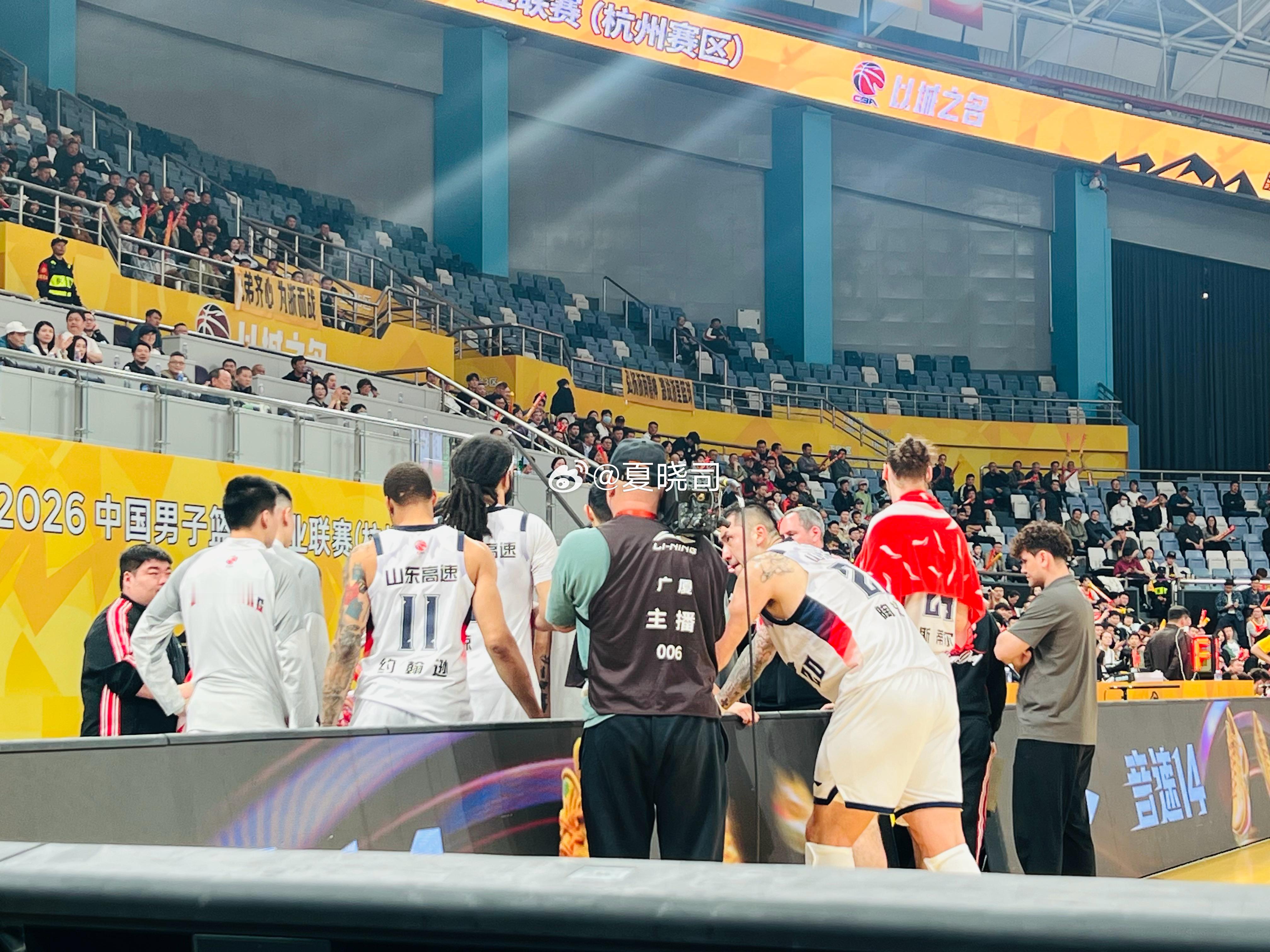 山东男篮全队今天中午赶到义乌客场，输给广厦的比赛，不少球迷还在复盘着诸多遗憾，诸