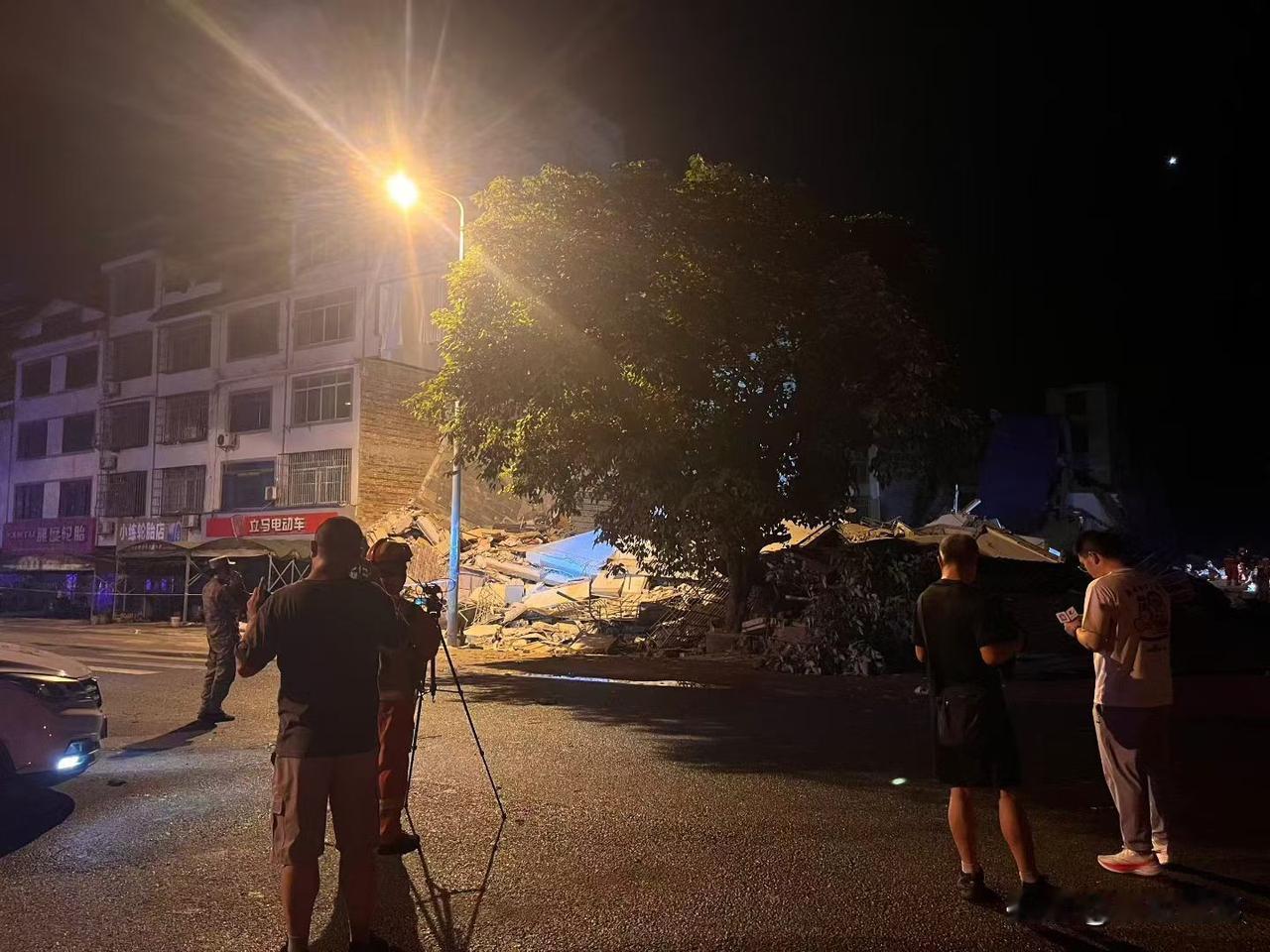 广西柳州市柳南区5月18日凌晨发生5.2级地震，当地房屋倒塌13栋，送医4人（均