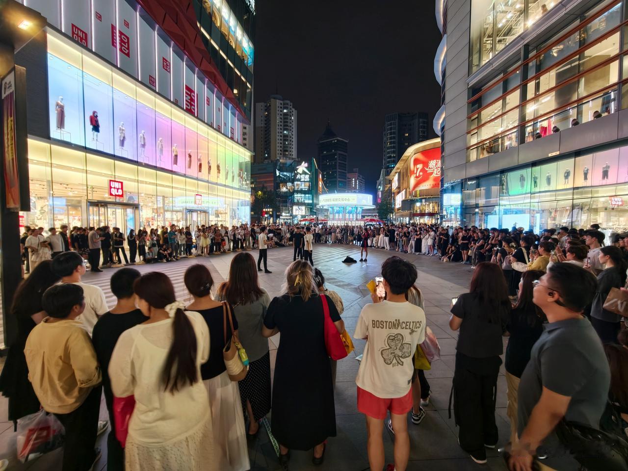 沈阳中街，自带流量的民间舞台！
 
夜幕降临的沈阳中街大悦城门前，永远是最热闹的