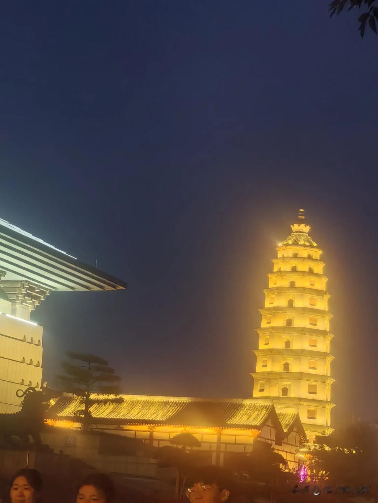夜间的定州塔

定州塔为砖木结构，平面八角形，十三层，高84.2米。定州开元寺塔