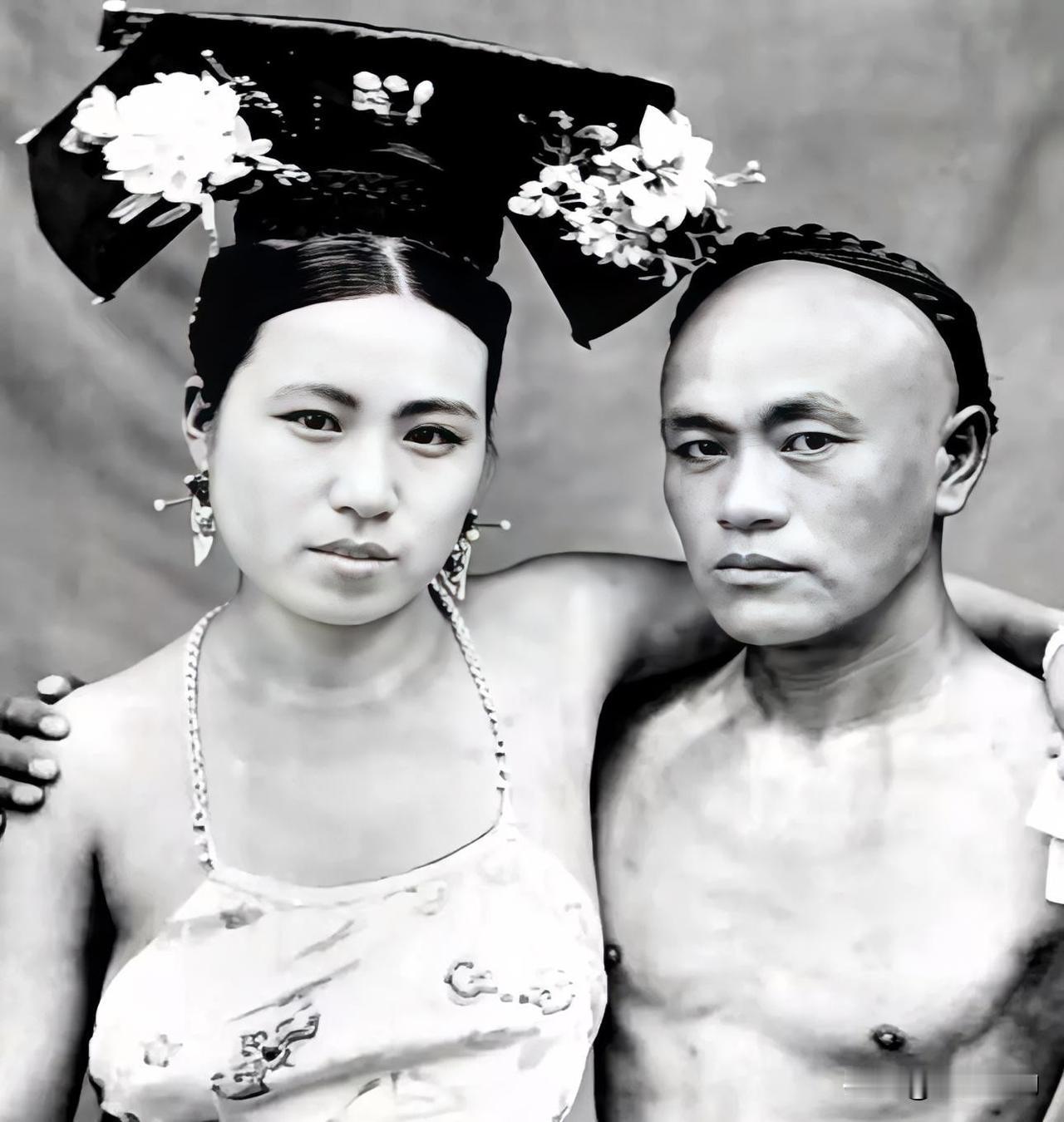 1905年，由外国传教士拍下清末八大胡同真实样貌。妓女与青年客人合影。
真实记录