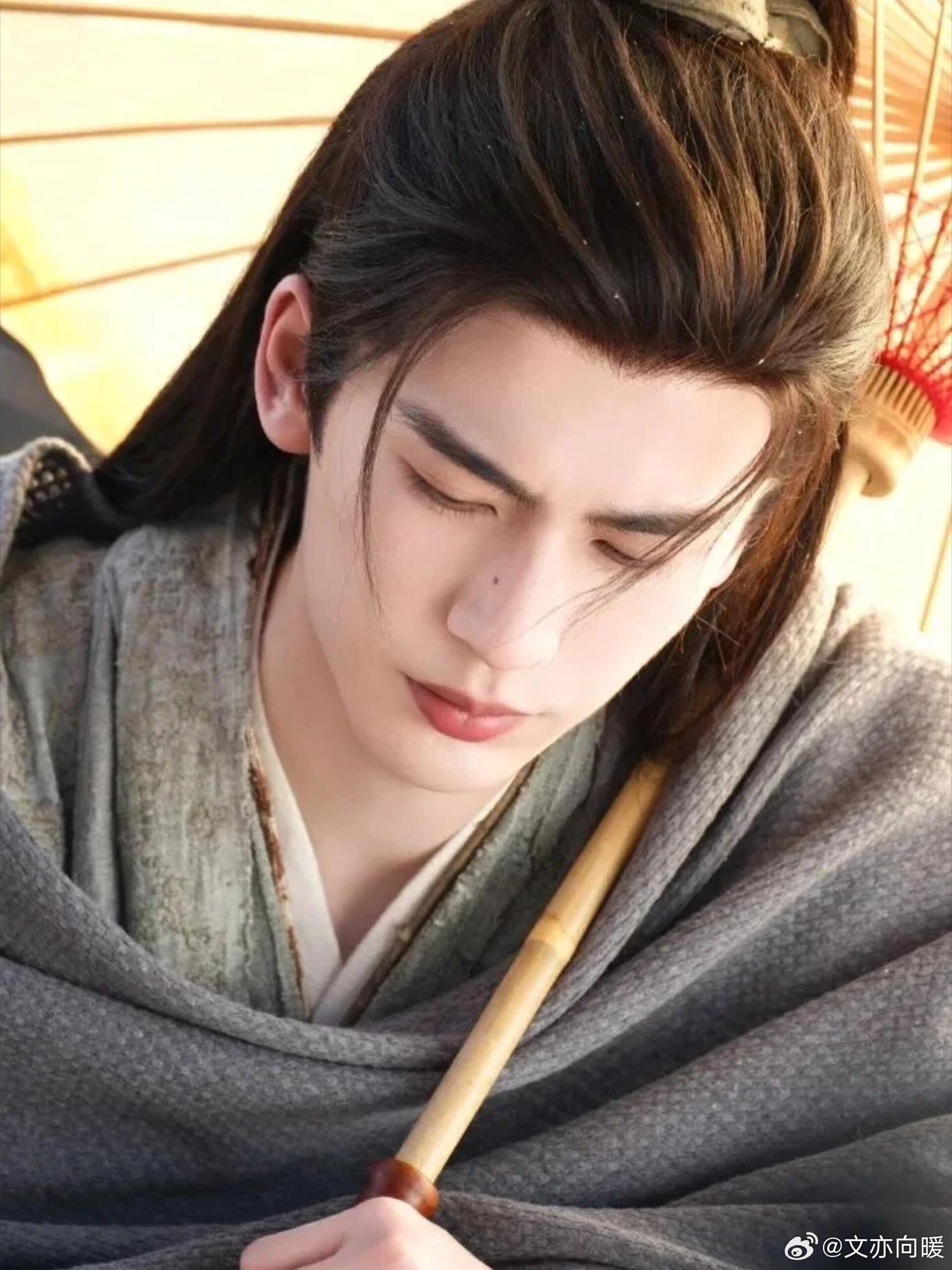 张凌赫：《逐玉》中绽放的多元魅力张凌赫的“热度余温”还未消散，这才刚过一个多月，