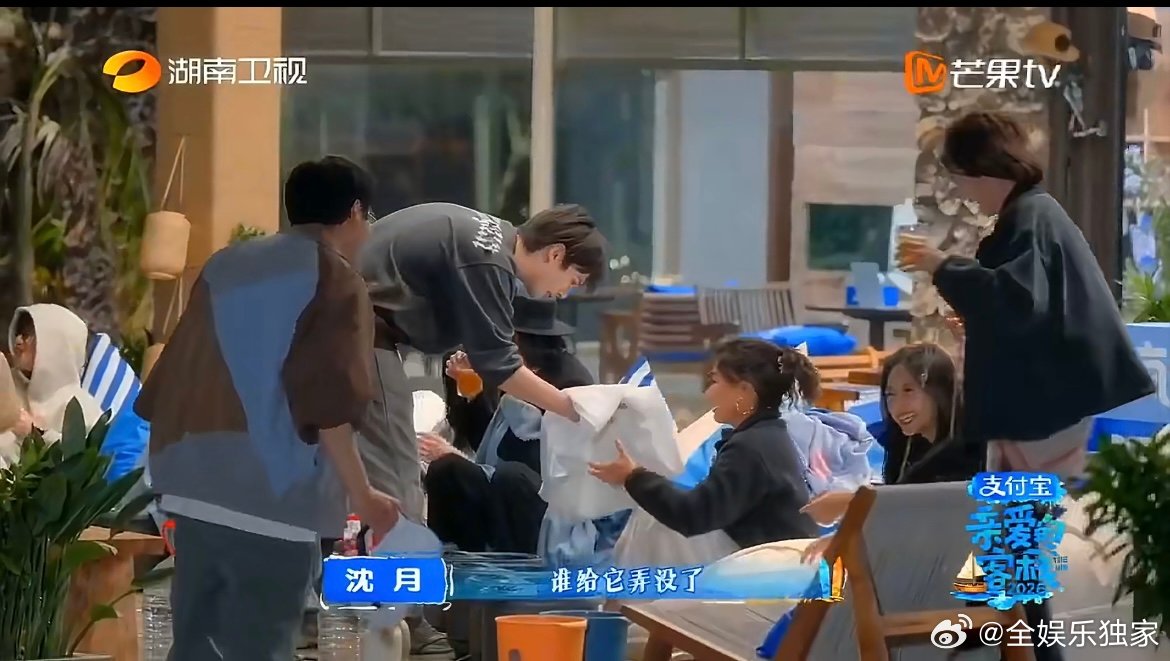 沈月全网寻找垃圾桶沈月焦急找垃圾桶，秦岚淡定泡脚，这奇妙的反差承包了整期笑点。亲