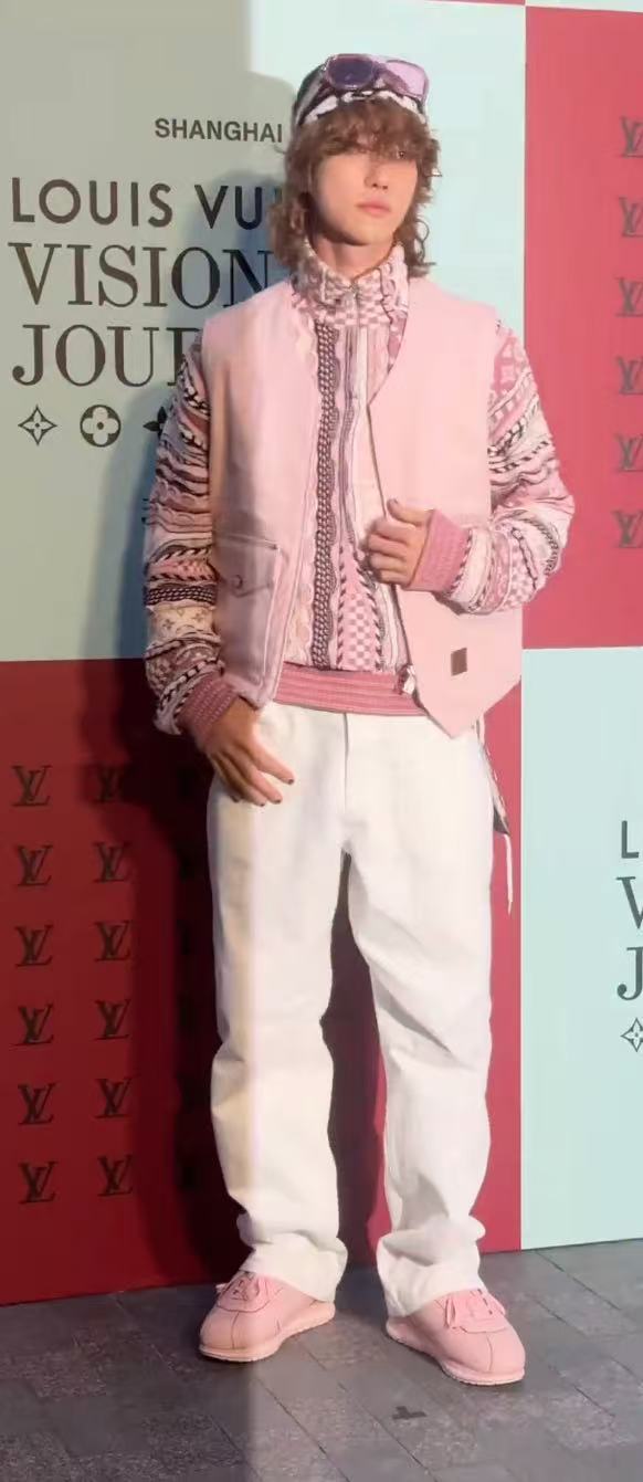 徐明浩长卷发徐明浩lv活动造型徐明浩lv活动造型，萌萌，挺好的 ​​​