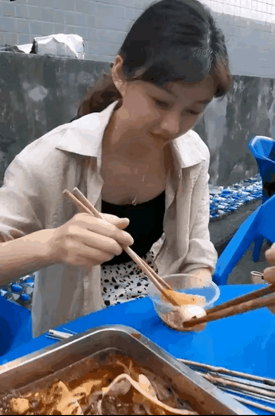 老婆在身旁，小伙还敢公然夹蛋给小姨子吃，是该佩服你无畏，还是嘲讽你无知呢？
耗子