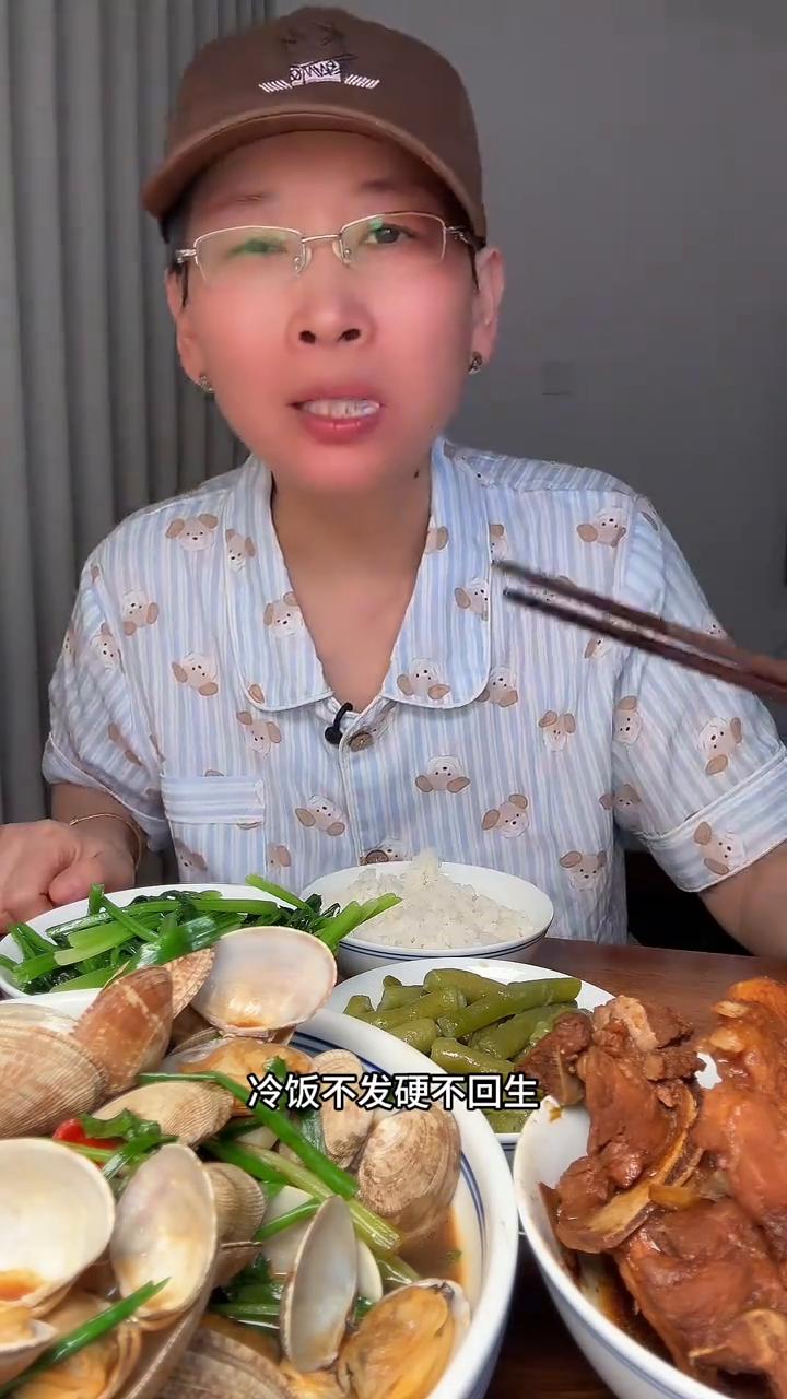 朋友们你们好，今天早上看外围半导体大跌，不是我拿的软件股，我说错了，软件股大涨。