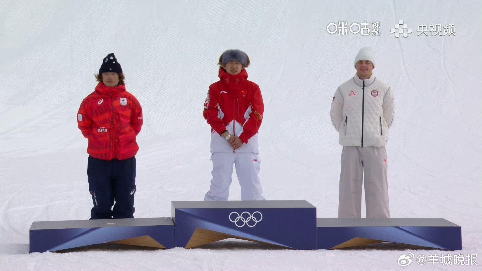 #苏翊鸣登上米兰冬奥最高领奖台#苏翊鸣以完美表现夺得米兰冬奥会坡障技巧金牌，站上