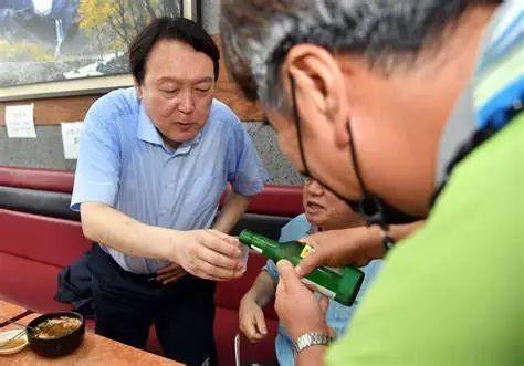 竞选期间，尹在饭馆吃大酱汤泡饭时遇到了粉丝，并喝下其所敬的一杯青酒
