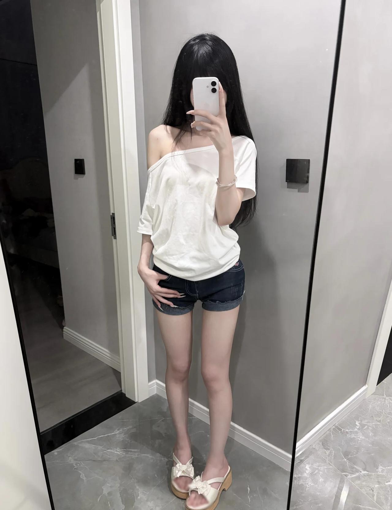 简简单单～
感觉有点偏大 可以尽可能的往小拍质量挺好哒 穿着也很舒服 又百搭
o
