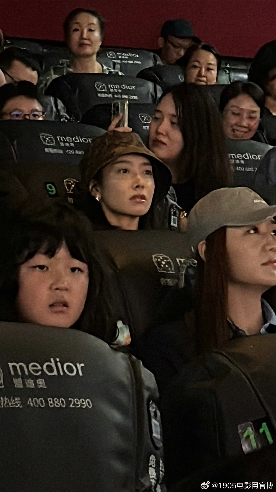 宋茜陈梦首映礼同框宋茜陈梦现身长安的荔枝首映礼梦幻联动！宋茜陈梦惊喜亮相《长安的