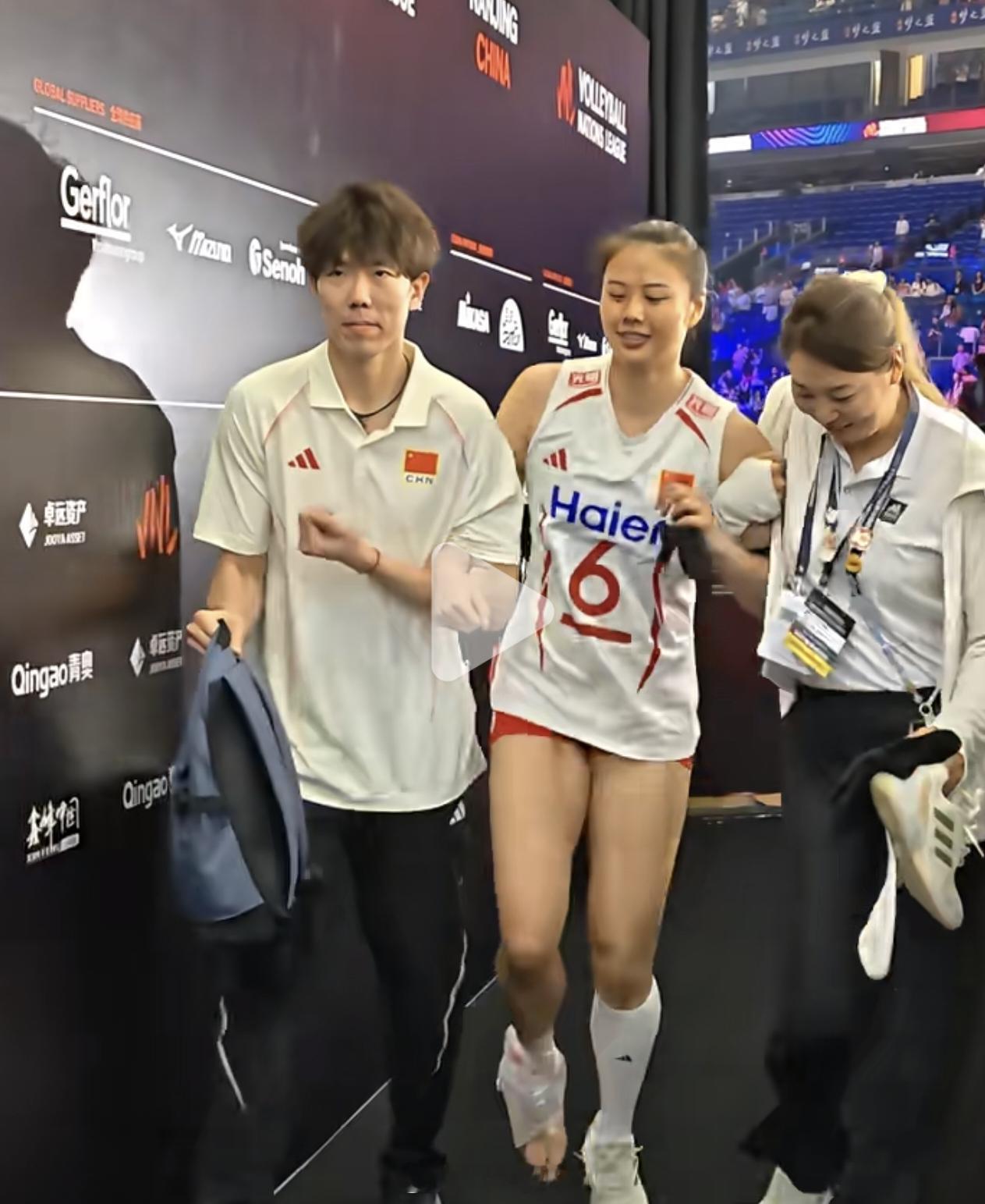 龚翔宇倒数第二个球倒地，崴了脚，对现场球迷说没事没事没事中国女排3比0塞尔维亚女