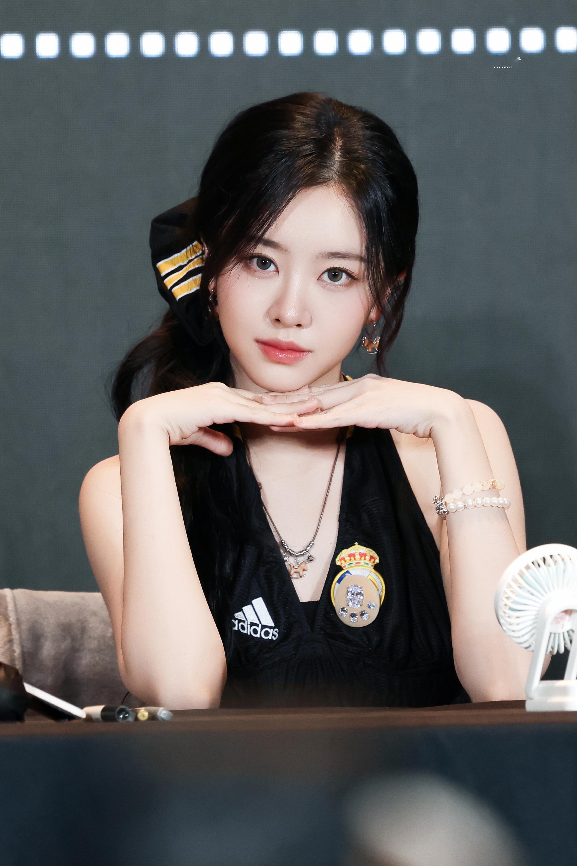 李芊语 完全千金小姐♠️🖤 