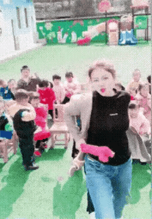 幼儿园的老师也不好当啊，随时都有可能被一群人压倒，而且还不能还手。