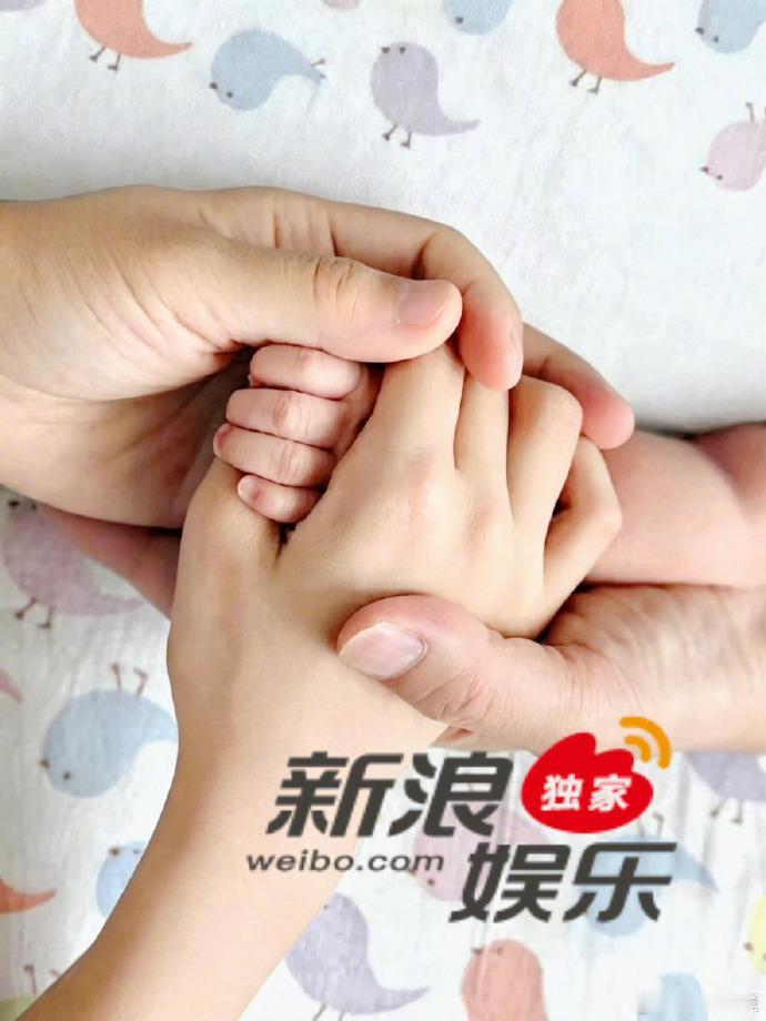 汤唯二胎出生，并且晒了一家四口的牵手照 