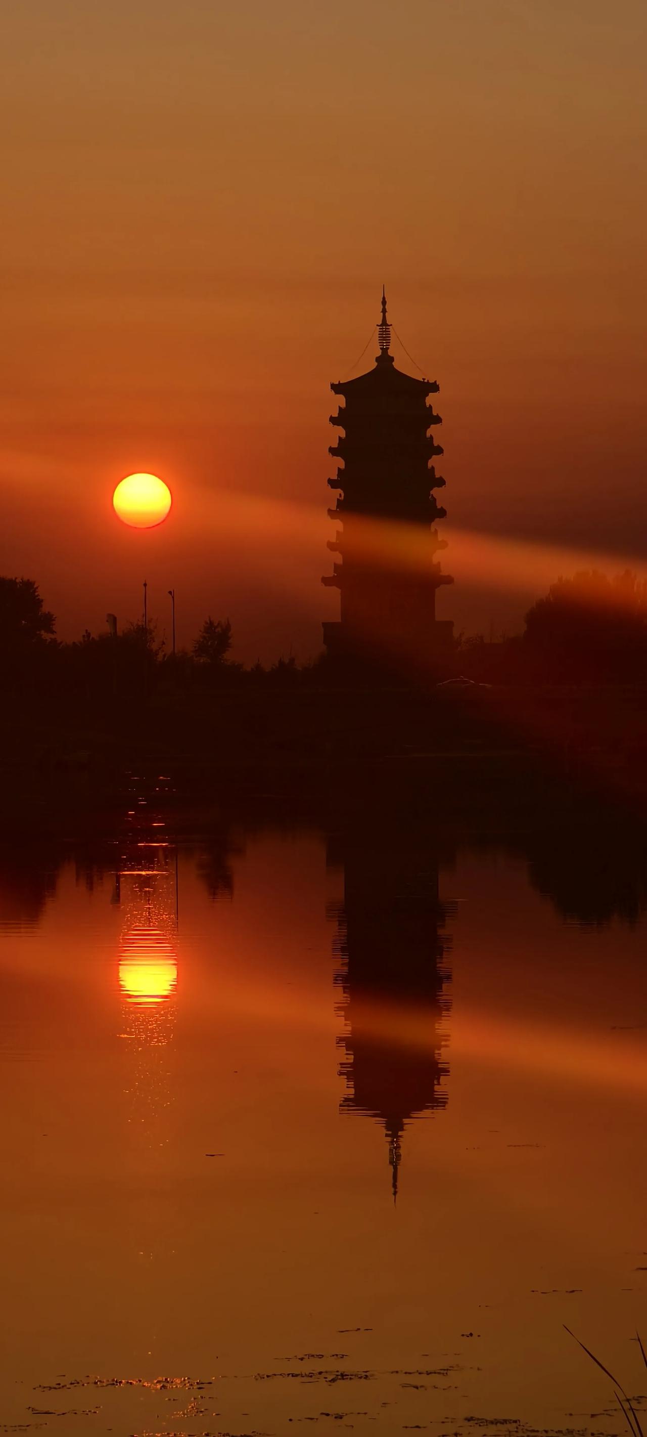 北湖的日落美景真的好看，佑国塔（白龙塔）在夕阳的衬托下显得格外醒目。长春北湖的这