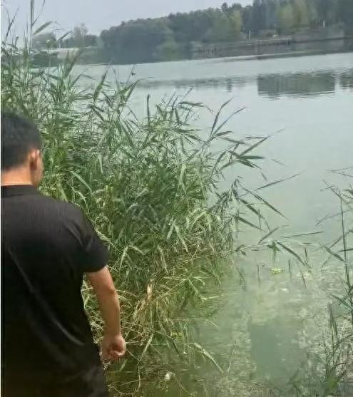 老师体罚10岁男孩，被刑拘！

今年8月，山东菏泽一名小男孩，两次徘徊在校门口，