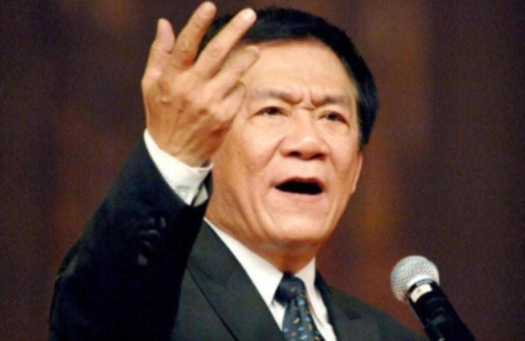 1986年，侯耀文为了跟韦唯在一起，抛弃了发妻刘彦，可是同居一年后，侯耀文又爱上