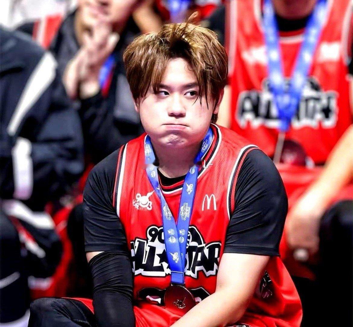 香港顶流姜涛打篮球近照释出，网友吐槽长得像《无敌破坏王》这个男主，毕竟不赚内娱的