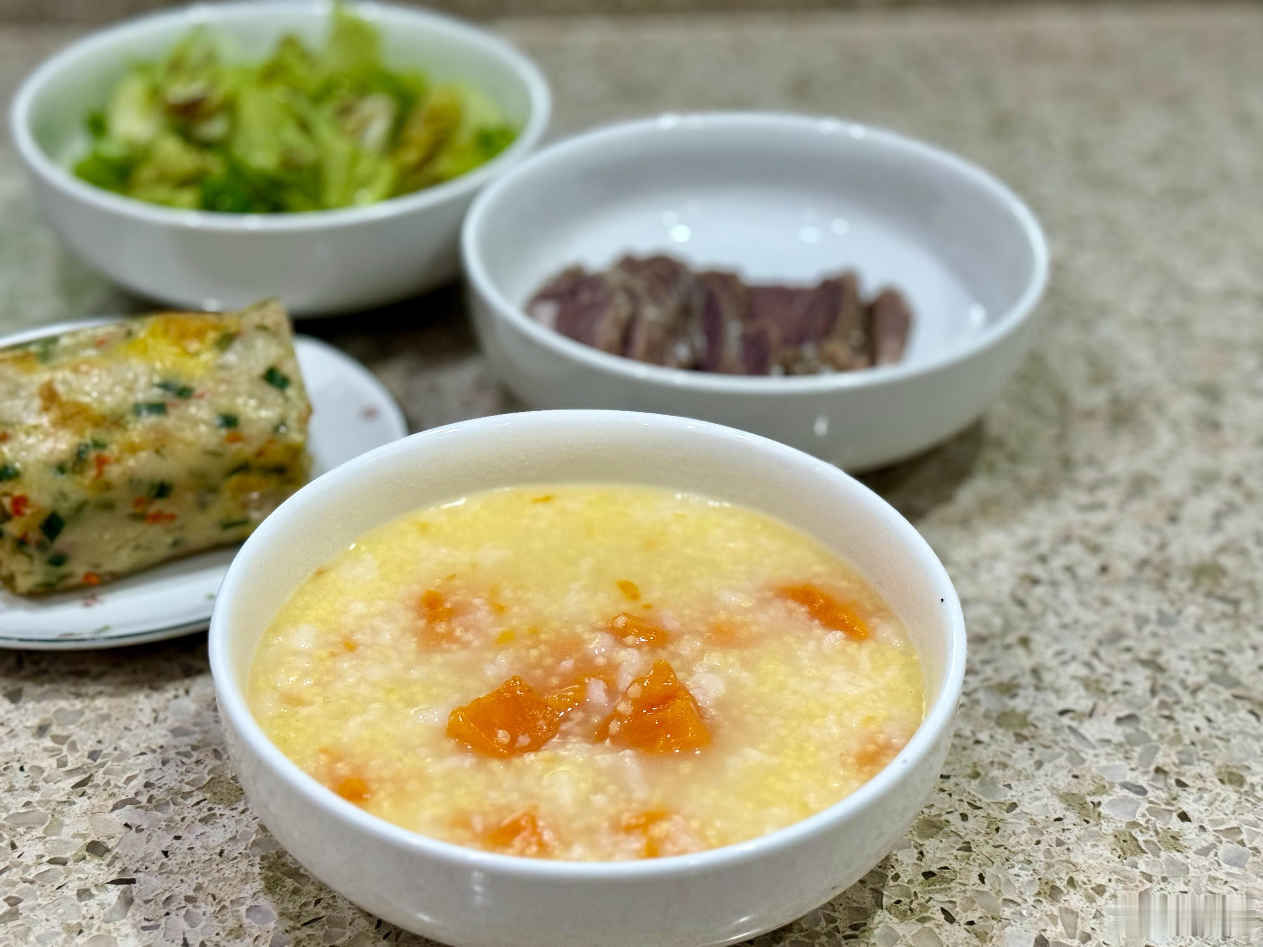 一人餐～某人是不会喜欢红薯粥的，他属于无肉不欢。 