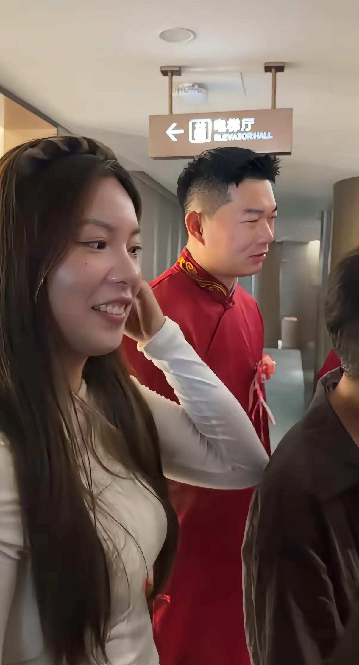 一场热闹的婚礼，让几个人的缘分紧紧牵在了一起。
男生穿上喜庆的中式礼服，忙着婚礼