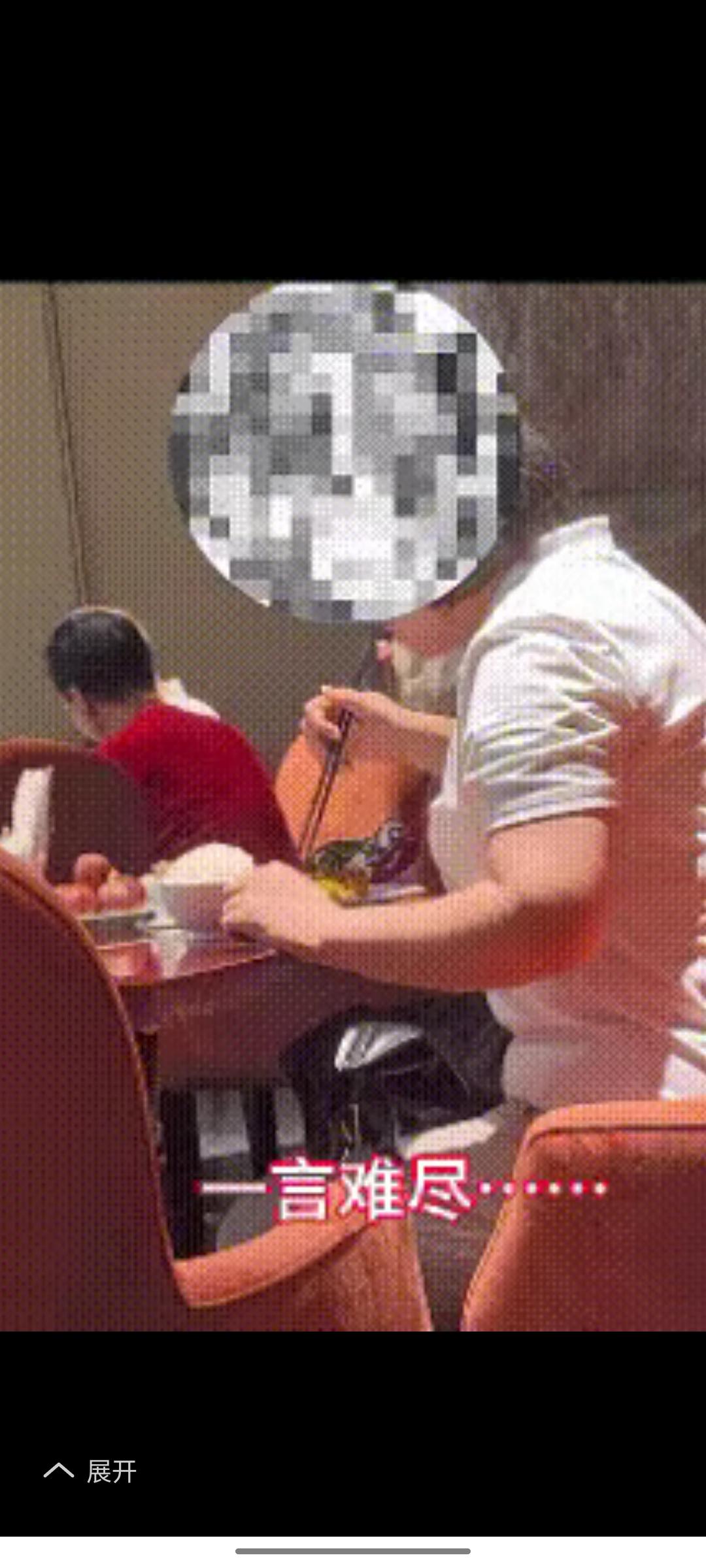 酒店自助餐厅里的开酒店的怎么看？
一中年女子趁服务员不备，把满满一盘子肉和菜统统