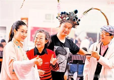 近日，几位老艺术家在文艺演出彩排中重逢。他们曾是经典作品的搭档，多年未见，此刻相
