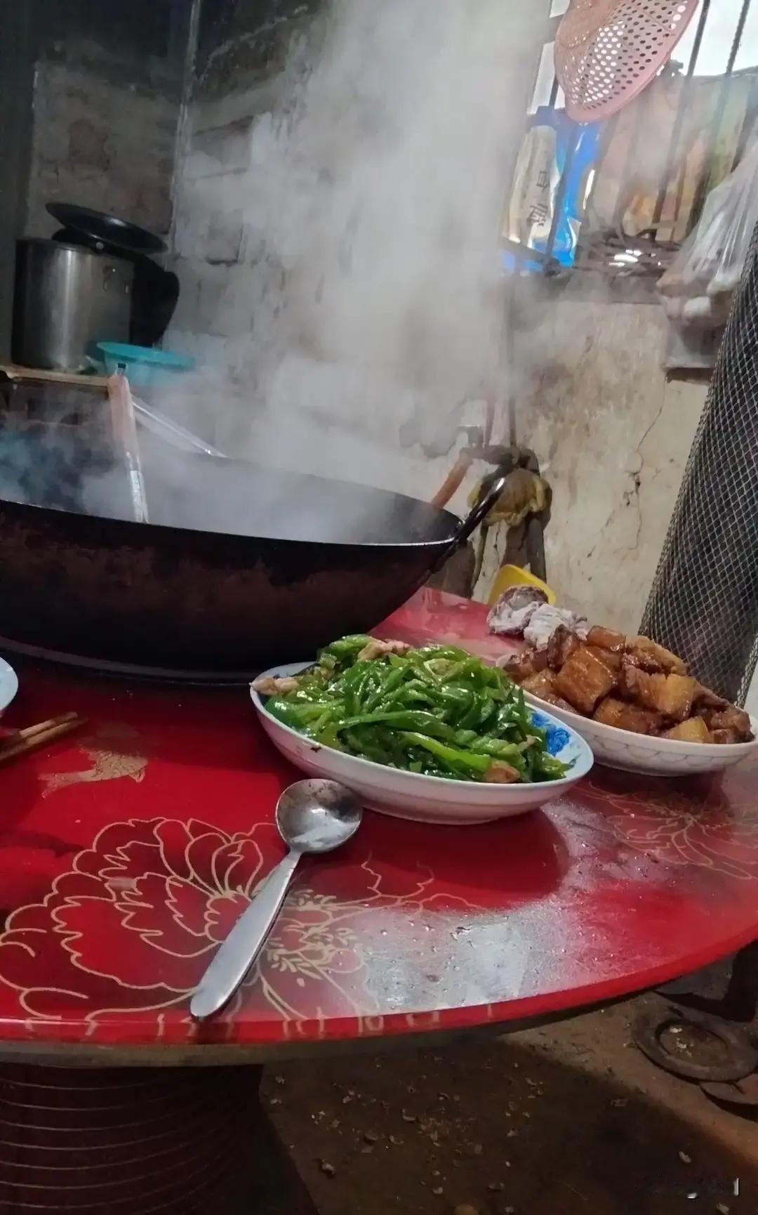 小满拍视频吐槽自己只给老妈一千过节费，妹妹甩了五千，老妈转头给妹妹剥橘子，把她晾