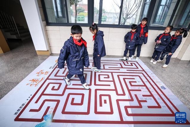 一位家长说黑龙江的学校有一个共同的缺点，就是孩子们七点半就到学校了，可是学校非要