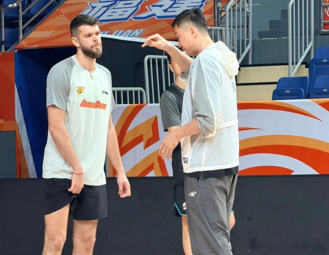 广东宏远男篮12人大名单出来了！拉科塞维奇、萨林杰、奎因三外援出战，张文逸、张皓