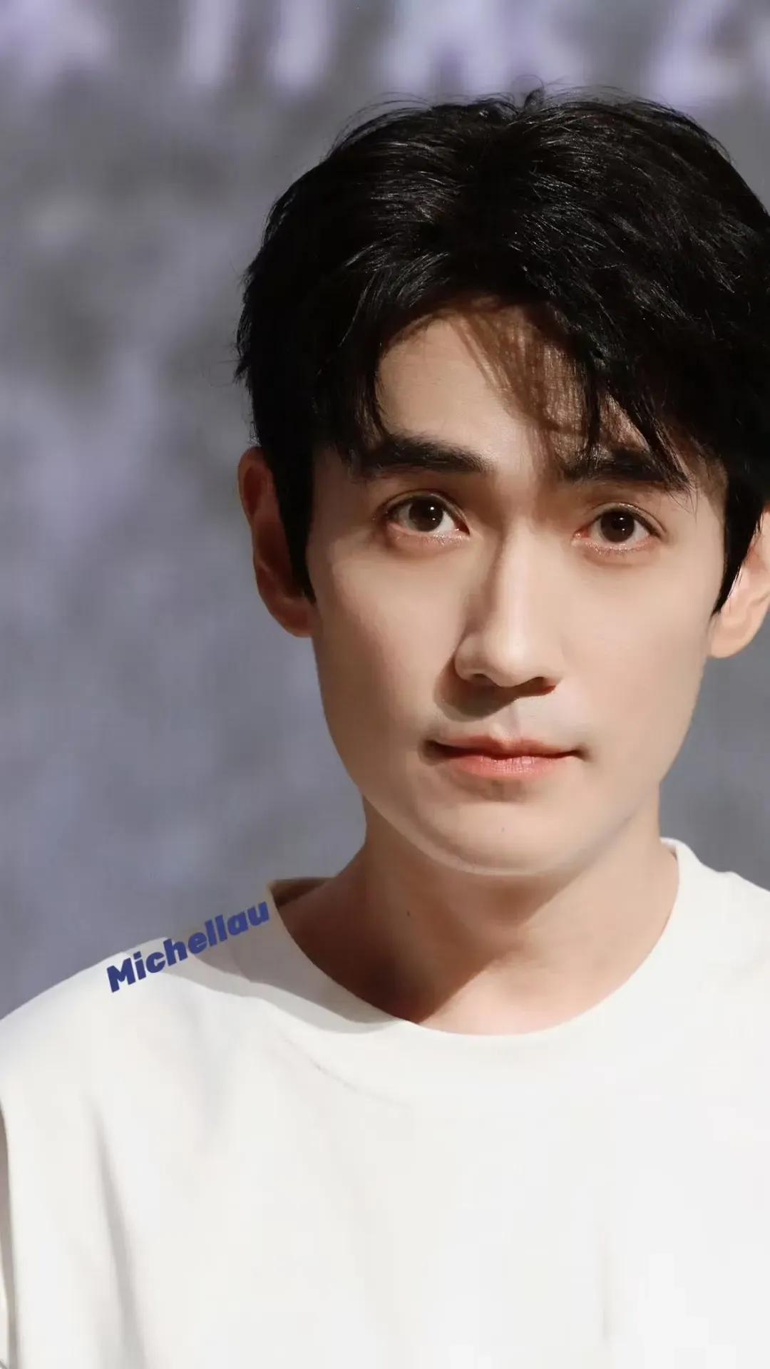 我宣布，内娱最“狠”男明星是朱一龙！
 
真没想到，身为顶流的他不接商演、不拍广