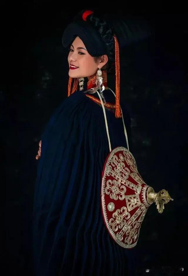 在四川省凉山州布拖县拖觉镇赶集，能领略到诸多彝族特色。当地彝族妇女头戴蓝色圆帽、