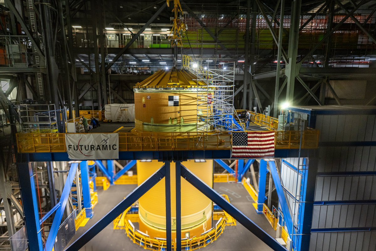 NASA阿尔忒弥斯3号SLS火箭核心级已经被吊装进入——位于肯尼迪航天中心航天器