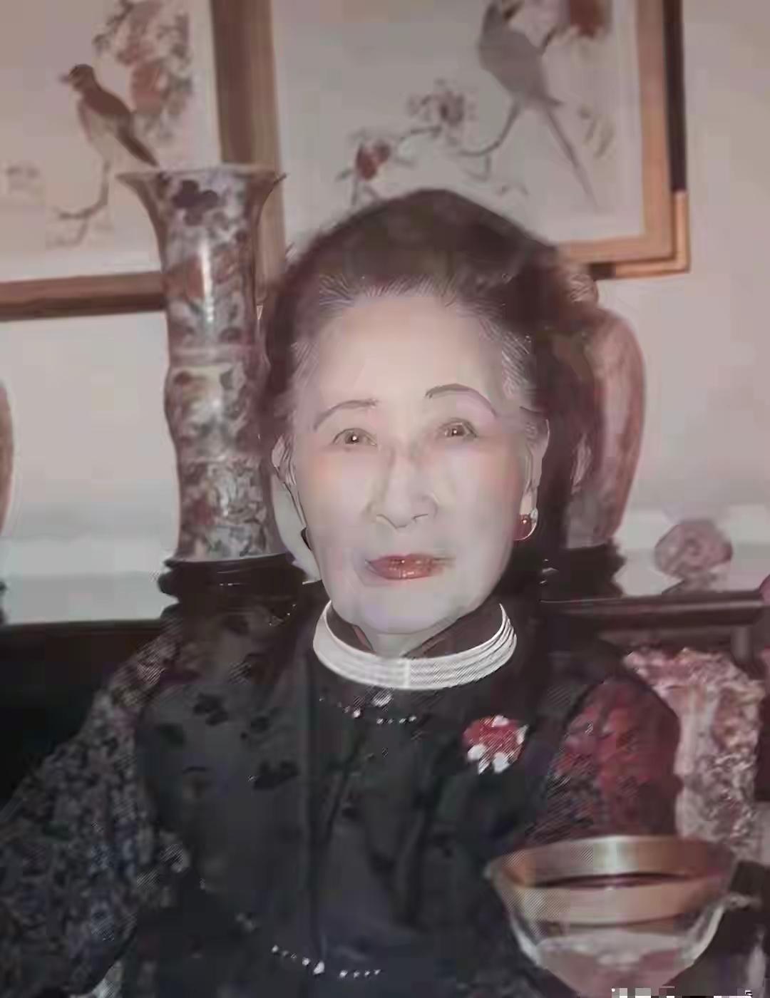 宋美龄
一百周
岁照[玫瑰]