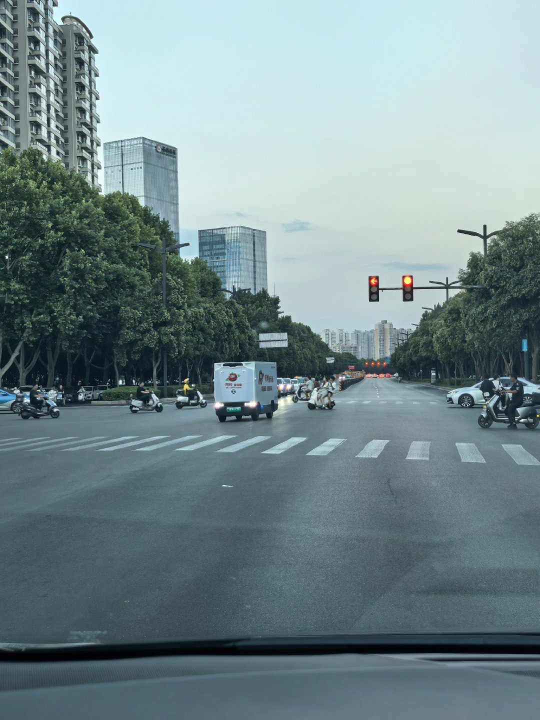 这车闯红灯分扣谁的  ​​​