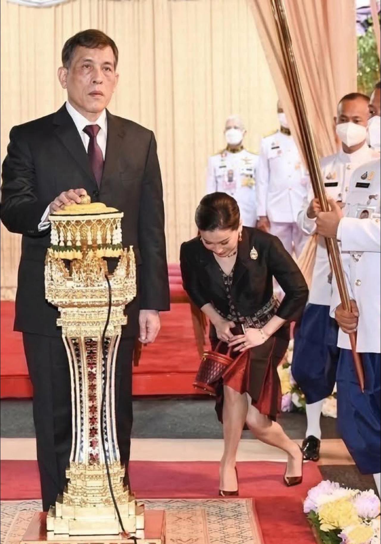 苏提达的屈膝礼标准，是行走的礼仪教科书
苏提达王后每次亮相都让人惊艳，她行的是英