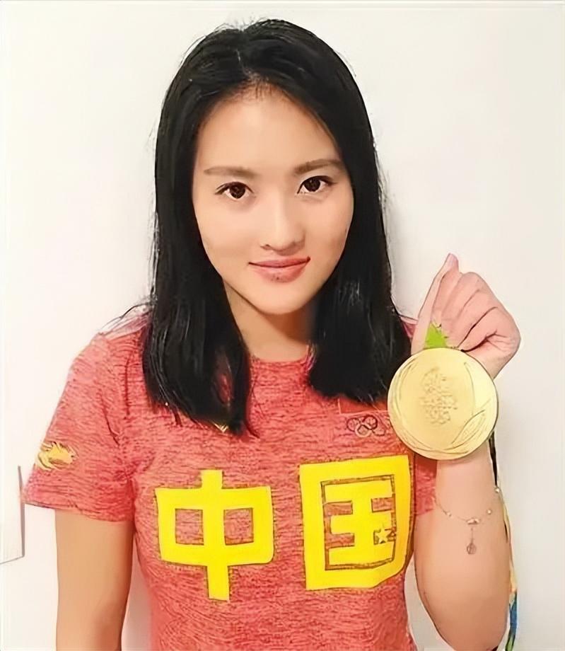 3岁被父母抛弃，由舅舅抚养长大，长大后她拿了22个世界冠军、5个奥运冠军后，父母
