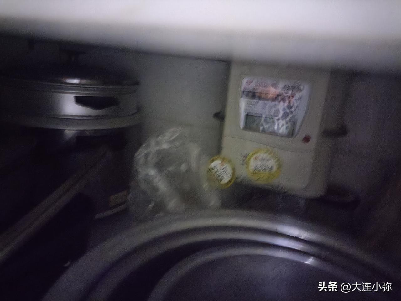 燃气表装橱柜最底下，报修电话还打不通？大连用户真实吐槽！

昨天大风雨天，刚到家
