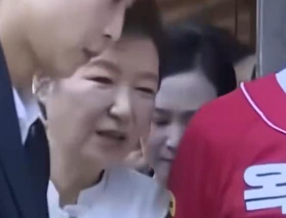 近期韩国政坛迎来一场备受全民关注的动态，打破了多年来的政坛平静。

据中国新闻网