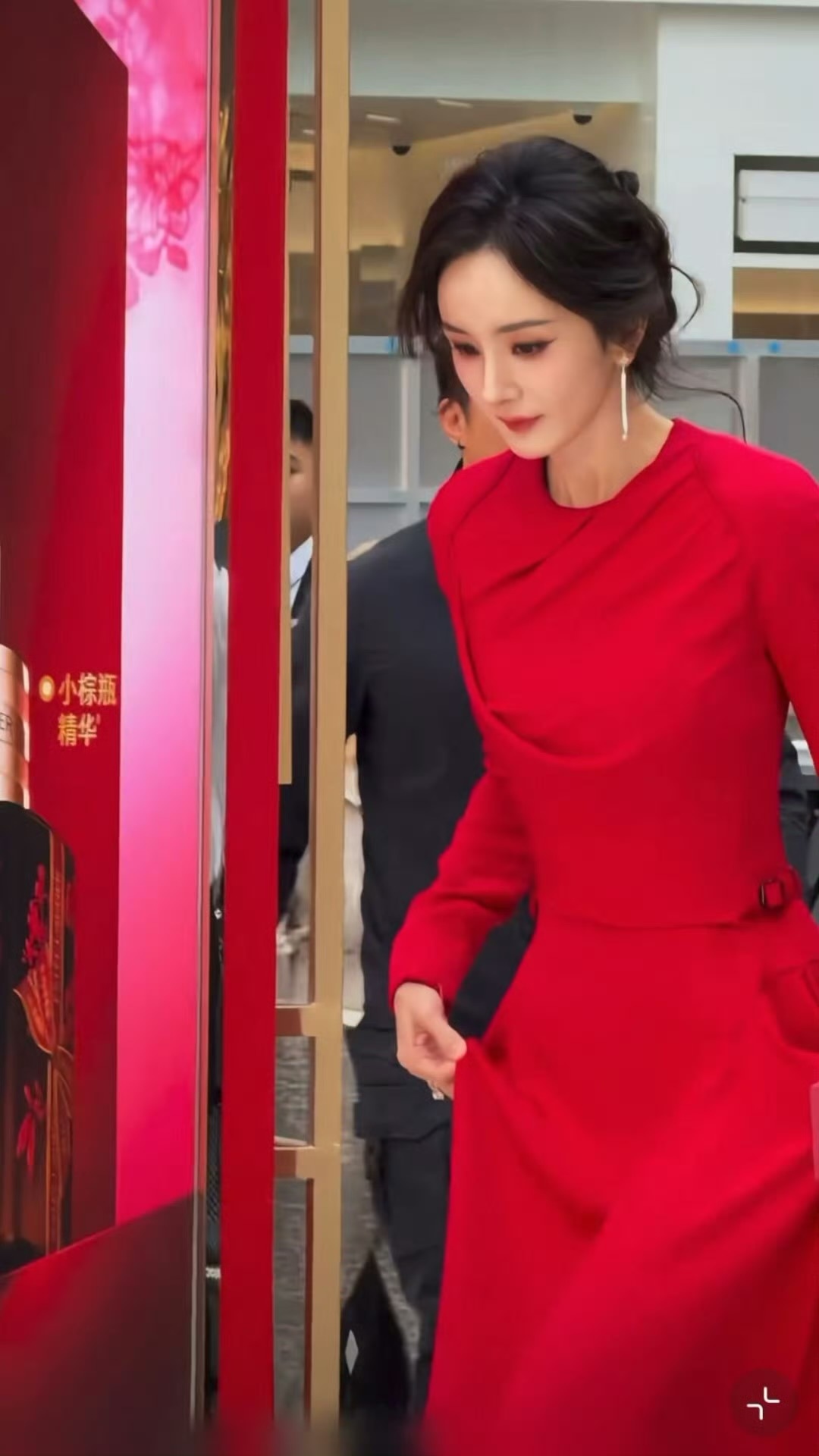 杨幂赵丽颖活动生图我只知道杨幂的妈生脸最招人喜欢其次杨幂的大爆剧《生万物》台网双