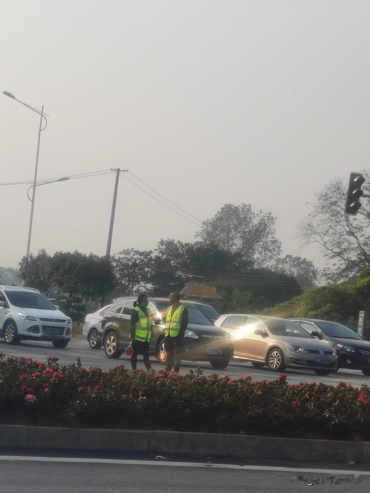 有人知道穿马甲的一男一女是什么营生吗？看上去既不像运管，也不像路政，应该也不属于