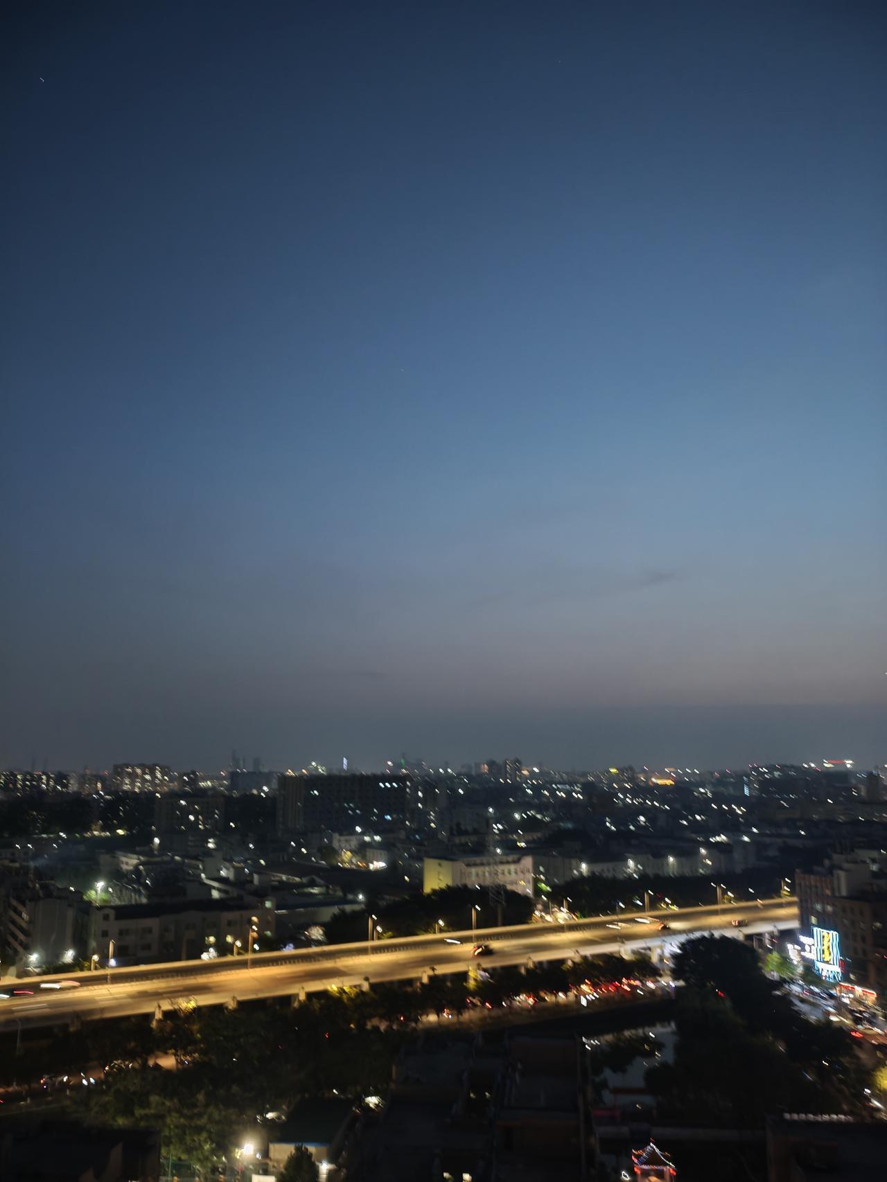 昨天晚上拍到的天空夜景，很美，紫蓝色的天空，晚上特别好看！