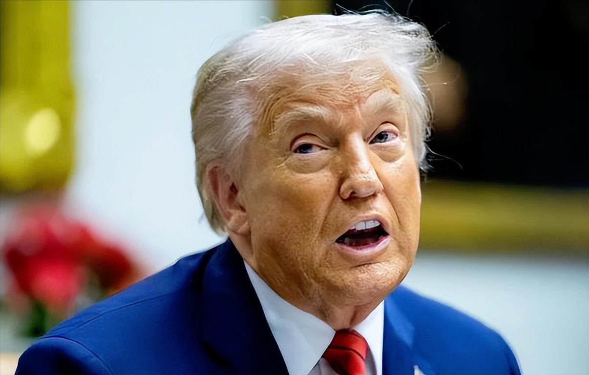 特朗普突然放出大实话，白宫专访里一边狂吹自己搞出了“美国史上最牛经济”，拉来几百