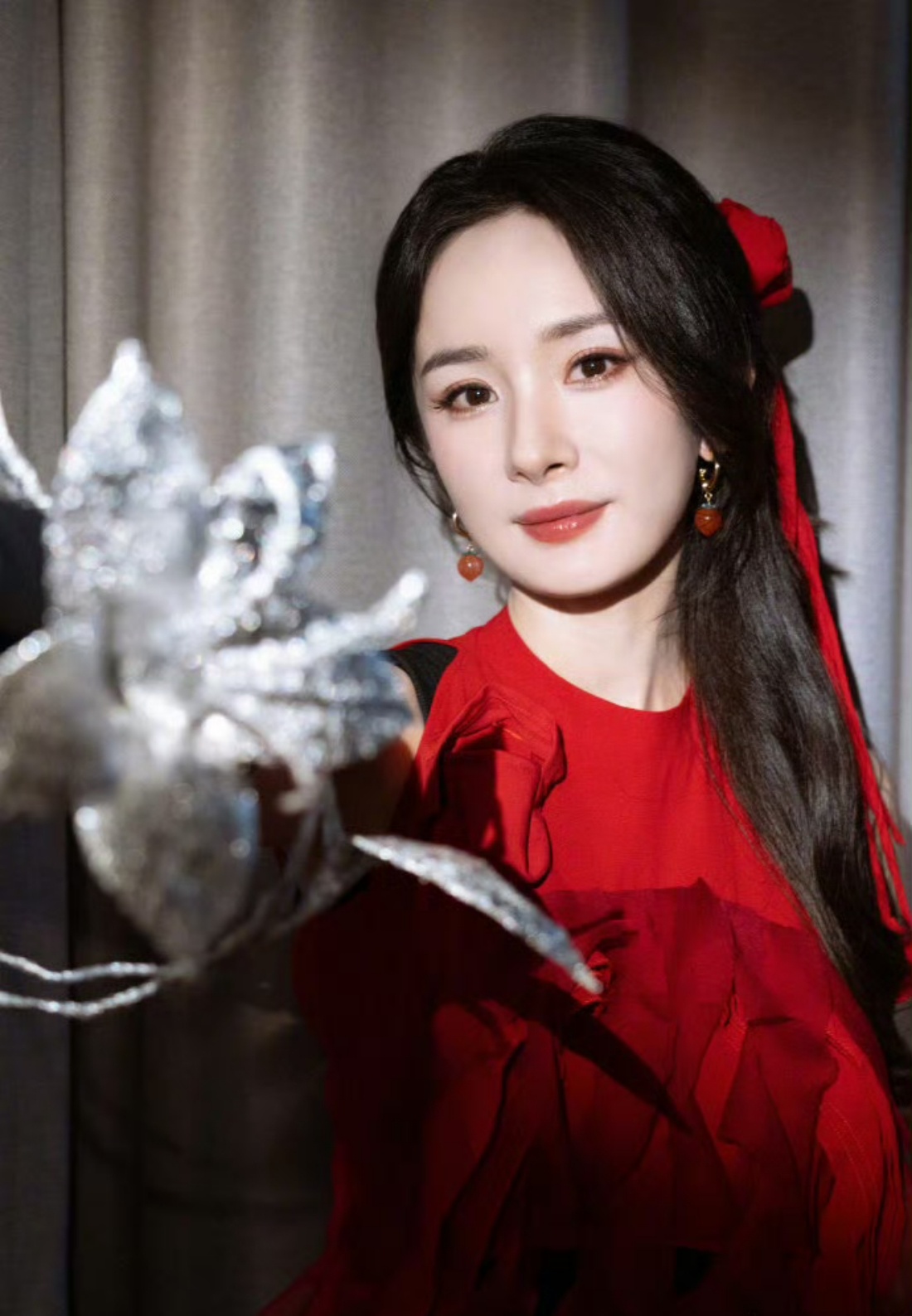 杨幂舞幂娘 姐这张脸加舞姿简直让人移不开眼 红色真的好配幂姐 好美啊[憧憬] ​
