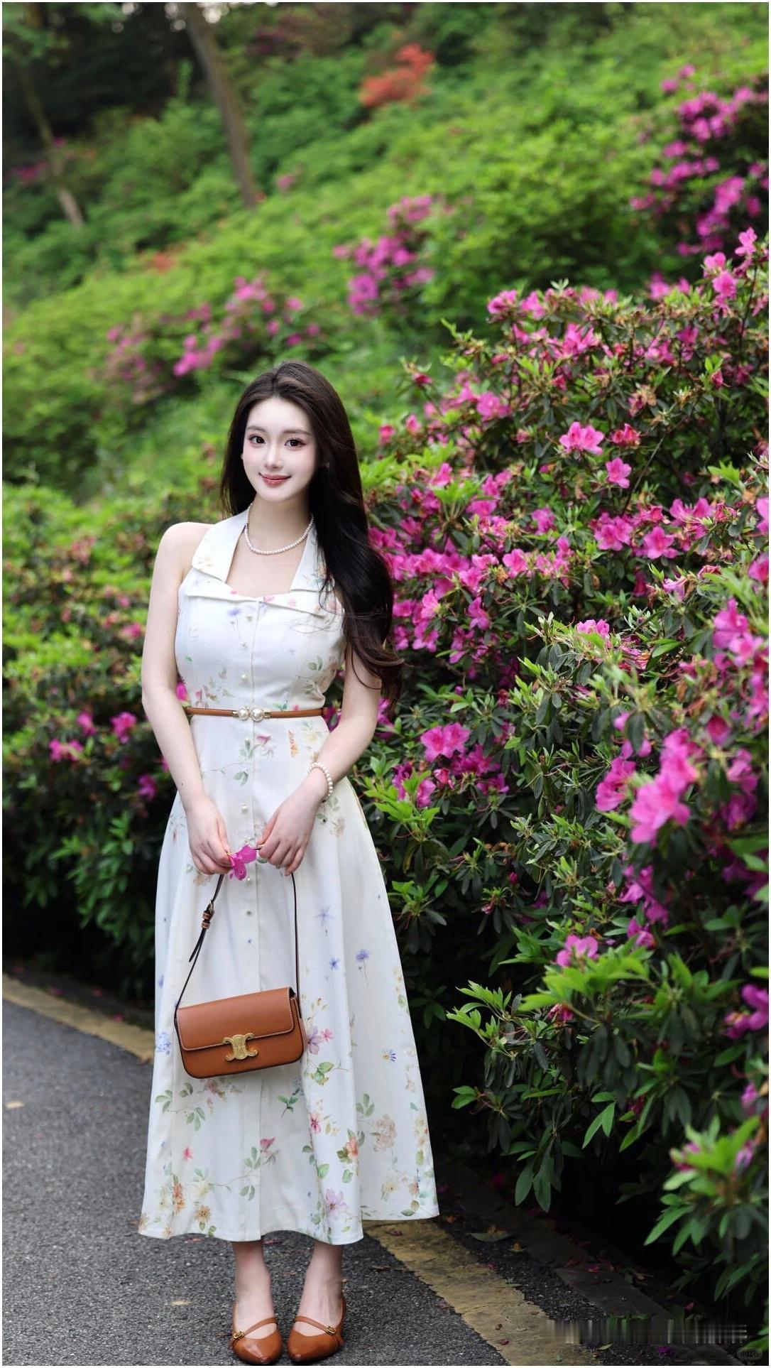 “花间美人影，笑语动芳心”，让我想起了许妈在花海间漫步的场景。女神节时，她气质优