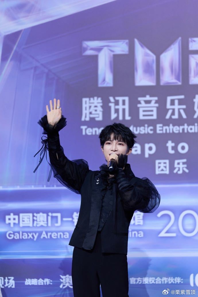 周深唱领唱难忘今宵 周深想去大家的心里开演唱会领唱时像拽着所有人下班，嗓音一出来