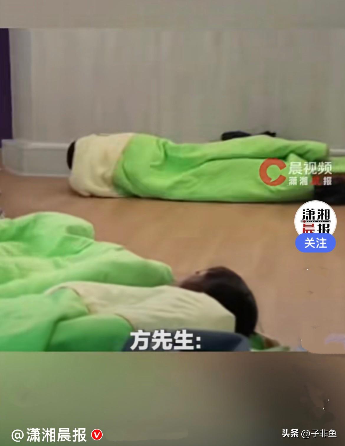近日，湖北黄冈一所幼儿园的午休时间，一名5岁男童不想午睡，把自己用被裹成了“绿色